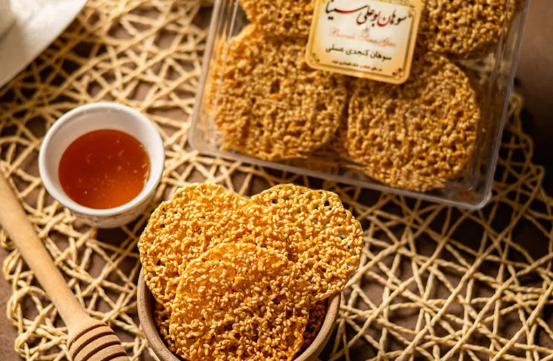 سوهان کنجدی توری مخصوص بوعلی سینا با بافت بسیار ترد و کنجد فراوان