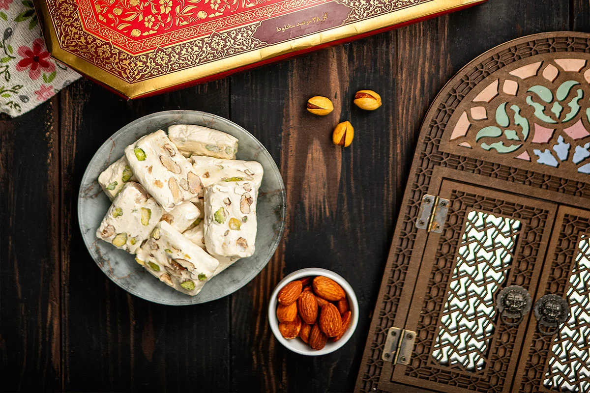 نمایی از گز مخلوط با پسته و بادام