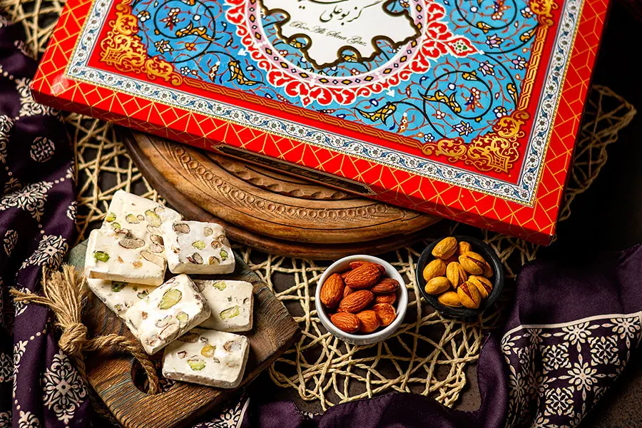 گز اصفهان در مدل های لقمه ای و آردی ترکیب پسته و بادام